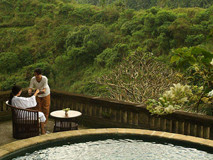 綠沁力作提品質(zhì)，灰湯溫泉揚美名